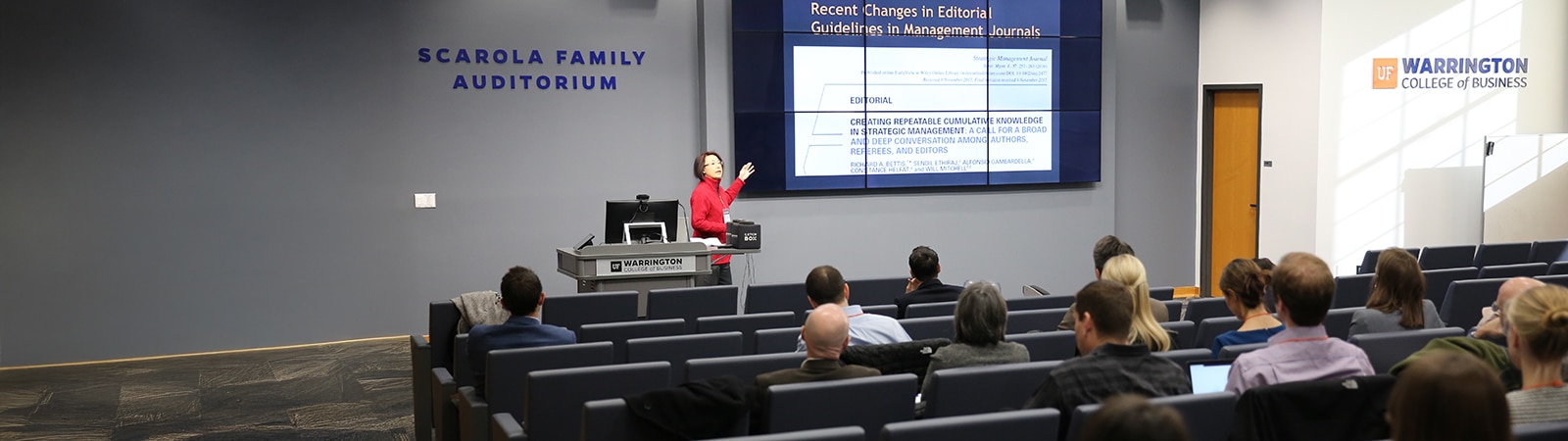Professor Gwen Lee presenting to a room of business researchers. 
