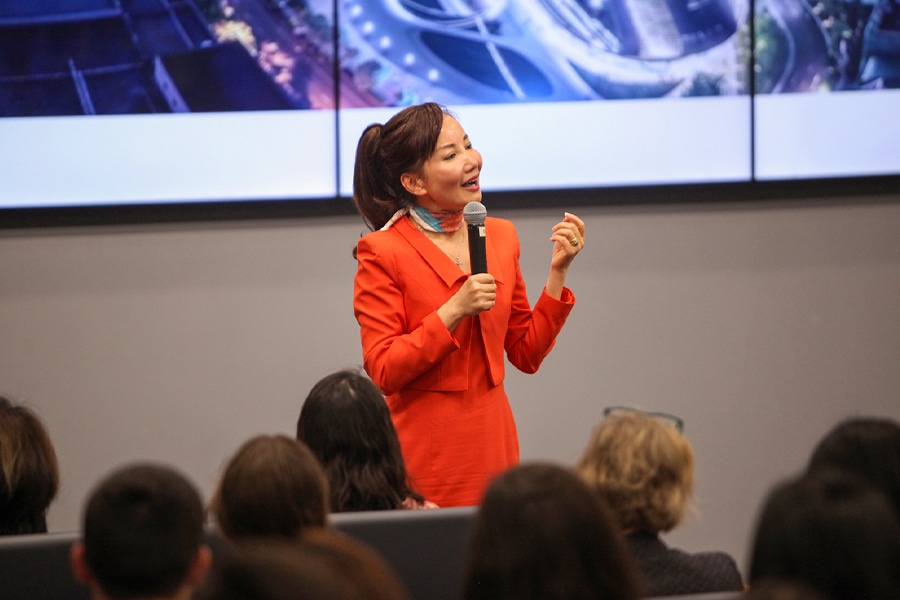 International business expert speaks to UF students during a global lecture event